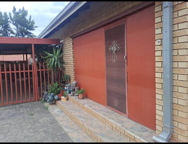 15 BEDROOM HOUSE FOR SALE IN OOS EINDE